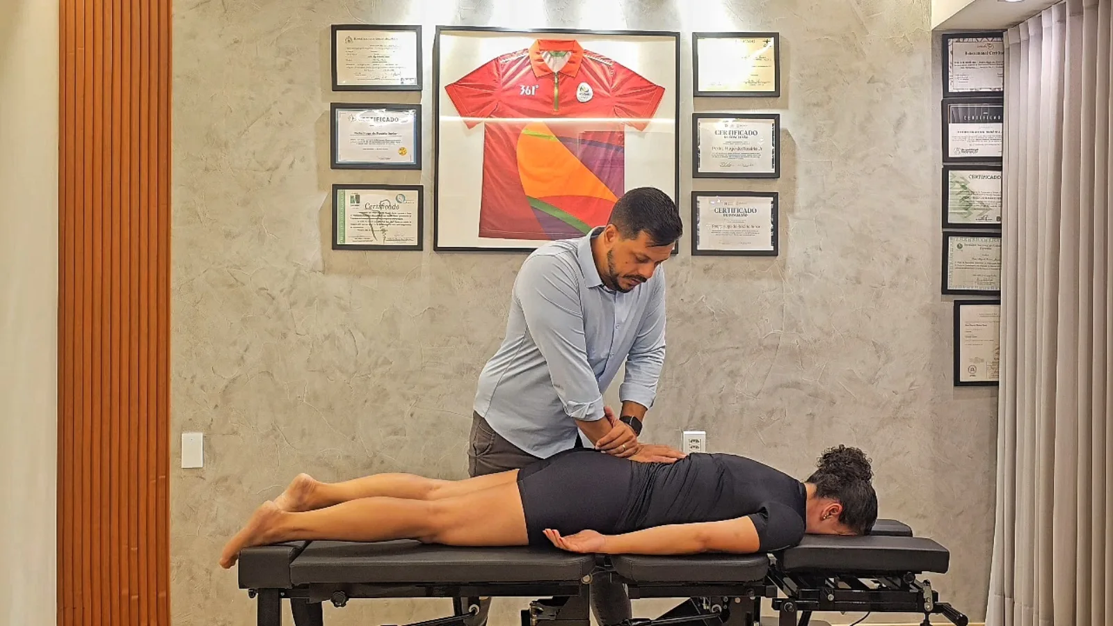 Dr. Pedro Rosário, fisioterapeuta especialista e professor de quiropraxia, em atendimento